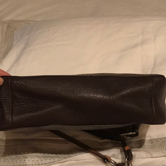 Coach shoulder bag . The clasp sits on top . - Picture 7 of 7
